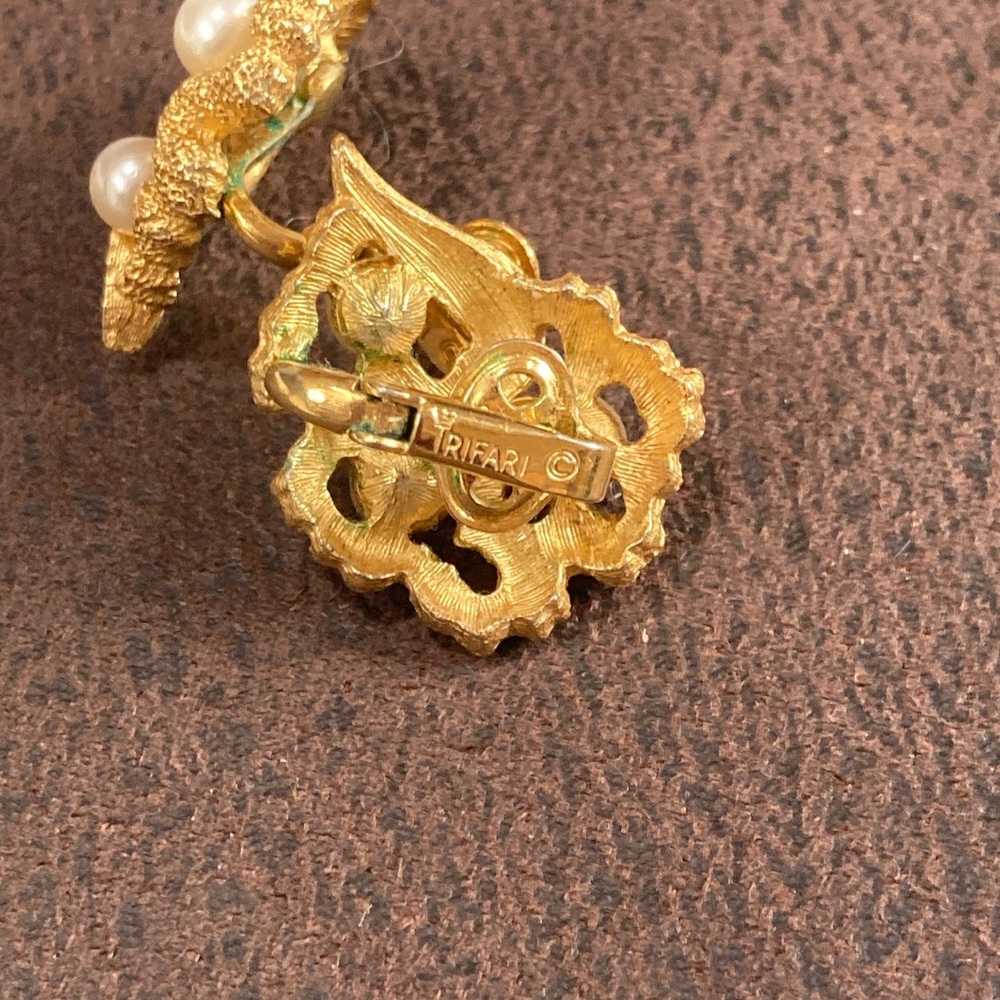 Gold-Tone Vintage Trifari clip-on earrings - Picture 3 of 6